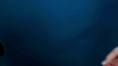 İki işadamı el sıkışıyor. Başarı için eşleşiyorlar. Kurumsal ya da politik el kapanışı.