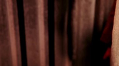 Ofisteki adam tokalaşması, iş ortakları sözleşme imzalar, anlaşmayı kabul eder ya da ofiste merhaba der.