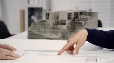 Başarılı bir projeden sonra el sıkışan iki iş ortağı. Karşılıklı anlaşma güveni sağlar