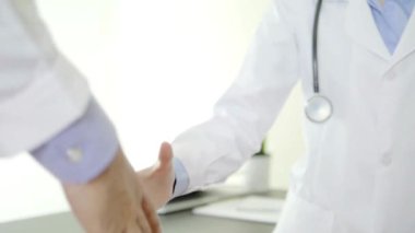 Doktor bilim adamı ve hasta tokalaşması profesyonel iş danışmanlığı sırasında birbirlerini selamlıyorlar