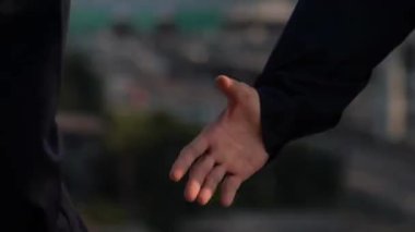El sıkışma Güvenilir İşadamı Ofiste Müzakere, Başarılı İş Projesi Geliştirme.