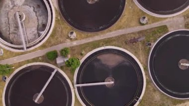 Su arıtma tesislerinin havadan görüntüsü. Lağım arıtma tesisinde yuvarlak tortu tankları.
