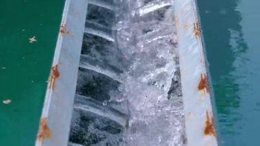 Atık su tankında işlendikten sonra temiz su akışı nehir geri dönüşüm sürecinde