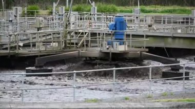 Kanalizasyon Su Pompası Makinesi kirli su deposu üzerinde çalışıyor. modern lağım suyu fabrikası