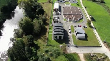 Atık su arıtma tesisinin havadan görüntüsü. Arka planda şehir. Lağım temizleme tesisi ekoloji nehri