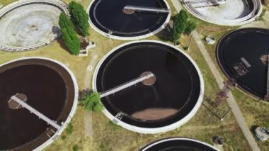 Atık su arıtma tesisinin havadan görüntüsü. Arka planda şehir. Lağım temizleme tesisi ekoloji nehri