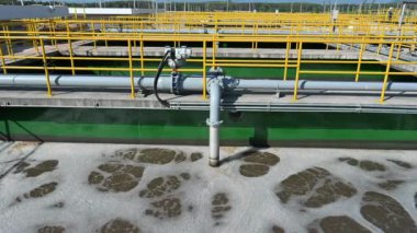 Lağım suyu fabrikasına kirli atık pompalama havuzu. Çevre geri dönüşüm eko fabrikası