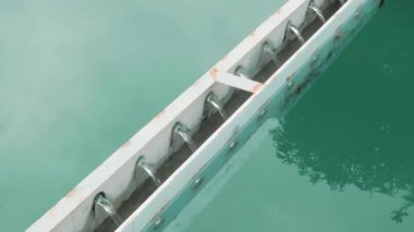 Atık su tankında işlendikten sonra temiz su akışı nehir geri dönüşüm sürecinde