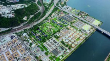 Hava manzaralı. Yuvarlak yerleşimcileri olan su arıtma tesisi modern kentsel atık su arıtma tesisi