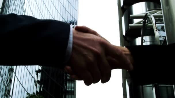 よい取り引きの後の成功したビジネスマンの握手 グループ支援の考え方会議の背景 — ストック動画