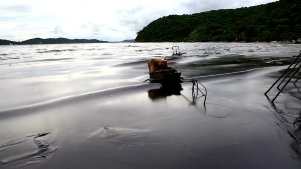 破坏海滩上的原油溢漏环境灾难足迹海洋污染 — 图库视频影像
