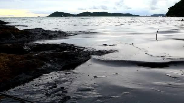 Poluição Praia Com Contaminação Por Petróleo Desastre Ambiental Comunidade Costeira — Vídeo de Stock