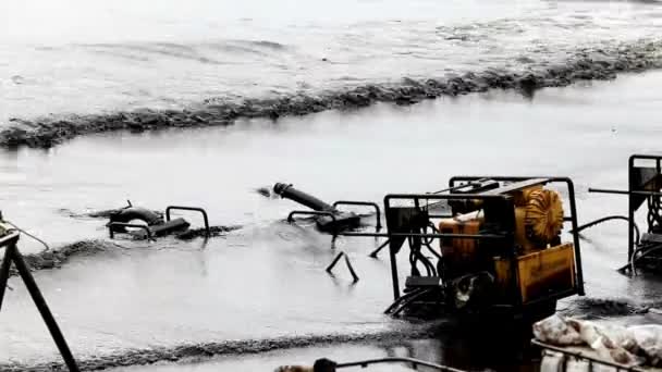 Пляжное Загрязнение Нефтью Загрязнение Нефти Утечки Море Загрязненная Вода Морской — стоковое видео