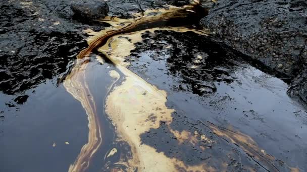 Nahaufnahme Ölaustritt Textur Auf Meeresoberfläche Umweltkatastrophe Und Meeresverschmutzung Konzept — Stockvideo