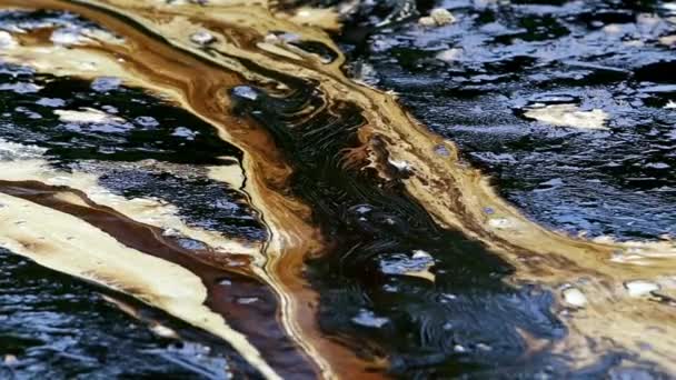 Крупный План Текстура Разлива Нефти Поверхности Моря Экологическая Катастрофа Концепция — стоковое видео