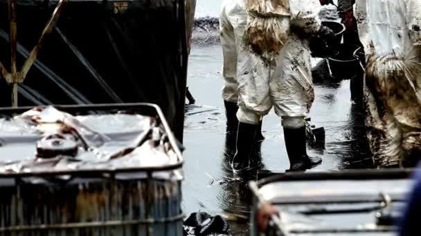 Környezeti Tisztítás Nyersolaj Kiömlése Katasztrófa Parton Tengeri Szennyezés Tengervíz Szennyezés — Stock videók