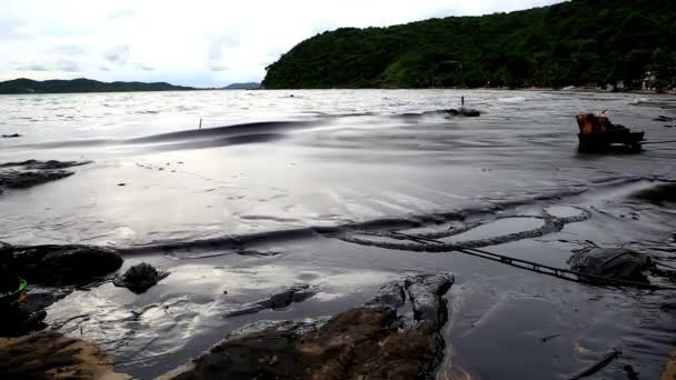 Ruwe Olieramp Het Strand Mariene Vervuiling Zee Milieuverontreiniging Waterverontreiniging — Stockvideo