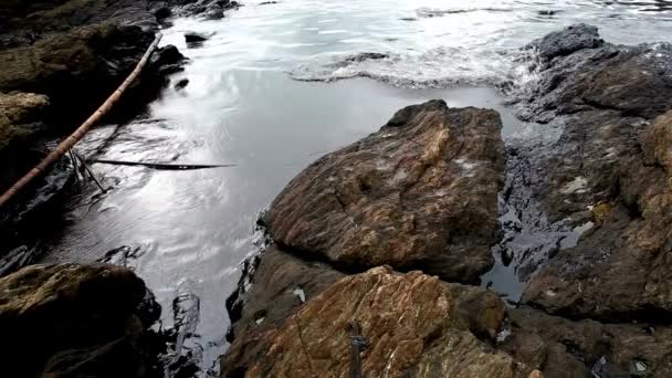 Surová Ropa Znečištění Vody Uvolňující Toxické Chemikálie Pobřežních Plážích Moře — Stock video