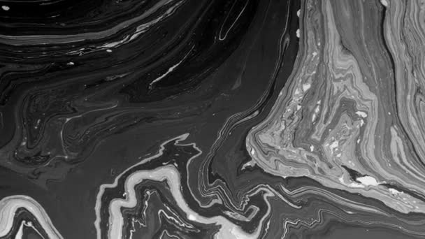 海の海岸での油汚染の近くの背景を撮影インクの質感汚れた塗料黒 — ストック動画