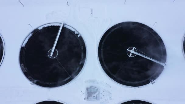Станция Водоподготовки Белым Снегом Зимой Воздушный Беспилотник Видом Небо Компания — стоковое видео