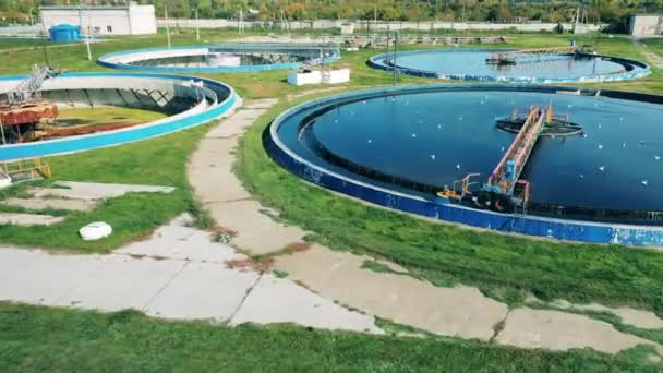 Anten Yuvarlak Tank Arıtma Tesisi Atık Veya Kanalizasyondan Kirleticileri Temizliyor — Stok video