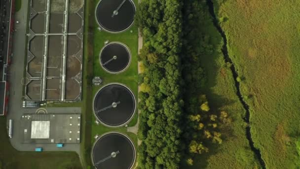 现代污水处理设备的空中拍摄 受污染的废水变成安全的清洁水 — 图库视频影像