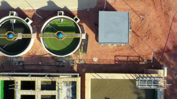 Aerial Shot Modern Sewater Treatment Plant Aguas Residuales Contaminadas Convierten — Vídeo de stock