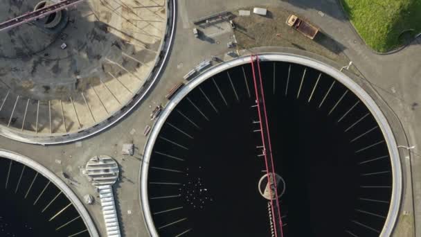 从空中俯瞰一个城市的废物管理污水和水处理厂 废水净化 — 图库视频影像