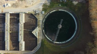 Su arıtma tesisinin havadan görünüşü atık su kirliliği endüstrisinin su arıtımı
