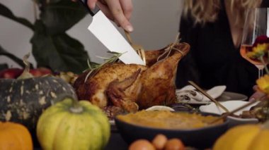 Yemek masasında sağlıklı kızarmış tavuk yemekleri var. Noel arkaplanındaki Şükran Günü partisine.