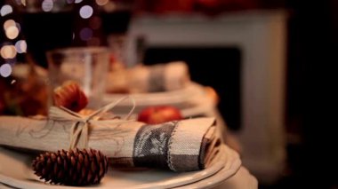 Şükran Günü Türkiye 'ye kızarmış tavuk ve sebze servis ediliyor. Noel yemeği. Kapanış sahnesi 4K.