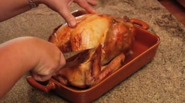 Şükran Günü Türkiye 'ye kızarmış tavuk ve sebze servis ediliyor. Noel yemeği. Kapanış sahnesi 4K.