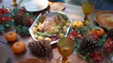Kızarmış tavuk hindisi. Mutlu Şükran Günleri. Sağlıklı ev yapımı bayram kutlaması.