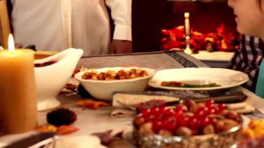 Yemek masasında sağlıklı kızarmış tavuk yemekleri var. Noel arkaplanındaki Şükran Günü partisine.