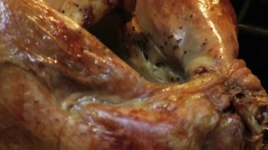 Fırında tavuk kızartma. Lezzetli taze et. Yemek tarifleri Şükran Günü yemekleri ve Noel yemekleri.