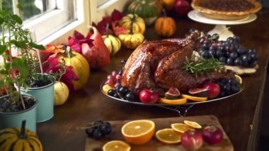 Doldurulmuş hindi rostosu yakın plan tatil yemeği evde noel partisinde birlikte yemek yemek..