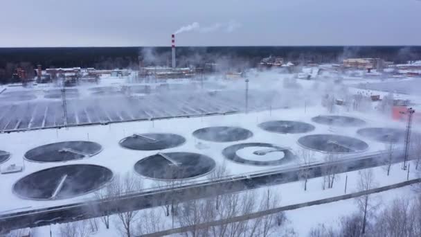 Vattenreningsverk Med Vit Snö Vintern Flygdrönare Antenn Återvinningsföretag — Stockvideo