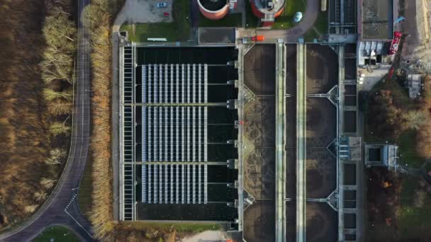 污水处理厂灰水循环利用 废物管理圆形投票柜的高层视图 — 图库视频影像