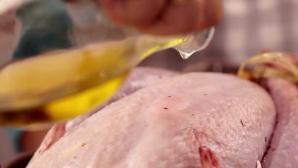 Kızarmış Tavuk Pişirmek Aile Yemeğinde Doldurulmuş Hindi Şükran Günü Noel — Stok video