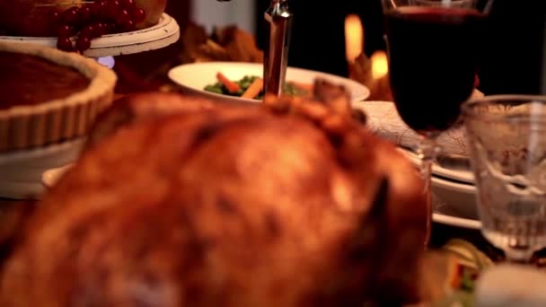 Middagsbord Serveras Hälsosamma Rostade Kyckling Måltider Högtidsfest Thanksgiving Jul Bakgrund — Stockvideo