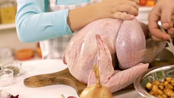 Gotowanie Kurczaka Pieczony Indyk Nadziewane Kuchni Obiad Rodzinny Dziękczynienie Święta — Wideo stockowe