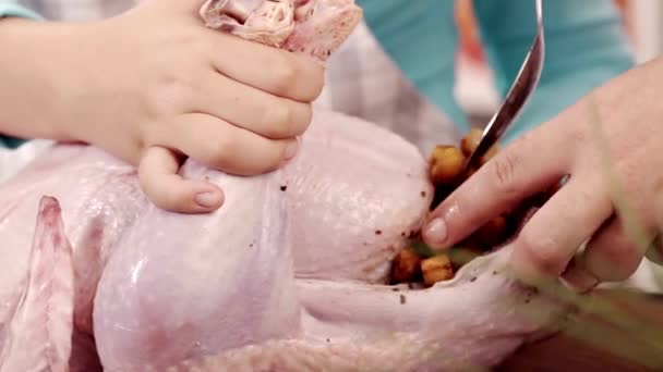Kızarmış Tavuk Pişirmek Aile Yemeğinde Doldurulmuş Hindi Şükran Günü Noel — Stok video