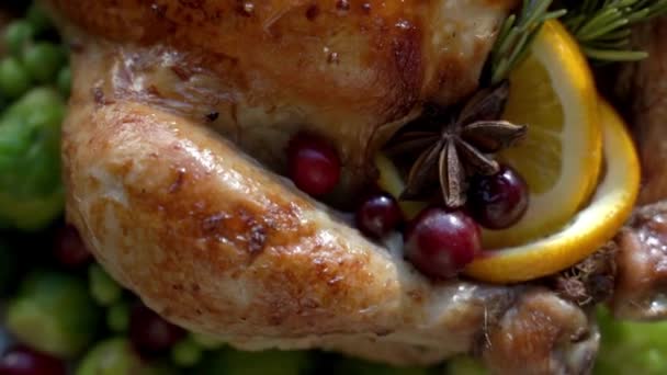 Nahaufnahme Von Gebratenem Huhn Mit Gesundem Gemüse Familie Feiert Erntedank — Stockvideo