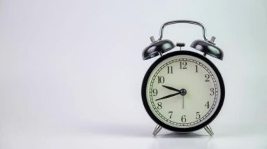 Beyaz arka planda siyah çalar saat. Zaman kavramı. Antika alarmlar zaman aşımına uğruyor 4k
