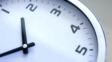 Saat kapama arkaplan makro izleme süresi son dakika beyaz alarm saati izole iş numarası fikri saatleri pirinçten ölçüm noktası tik tak