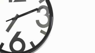 Beyaz saati kapat ve ileri git. Duvar gözlemi, zamanaşımına uğramış modern alarm zamanaşımı efektini hızlıca gösterir