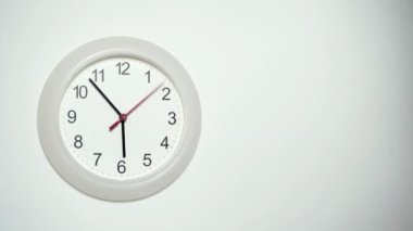 Modern bir duvar saatinde zaman kaybı. Beyaz saat ileri gidiyor. Saatler zaman kavram durumunu gösterir
