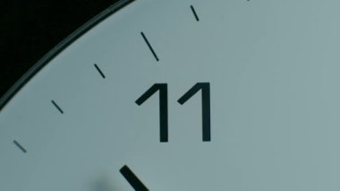 Beyaz saat numarası ileri gidiyor. Yakın plan saat zamanlama konsepti iş programı yaşam tarzını hızlandırır