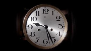 Zaman aşımlı saat duvarı zaman akışı konseptine yakınlaştır. 4k saat okları korku gölgesinde döner.