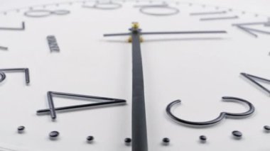 Beyaz saat numarası ileri gidiyor. Yakın plan saat zamanlama konsepti iş programı yaşam tarzını hızlandırır